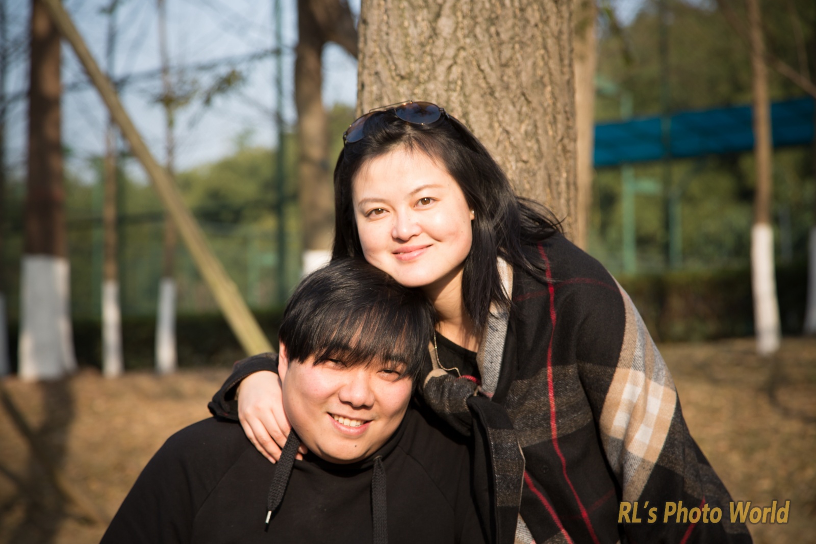 大学城阳光下的人儿